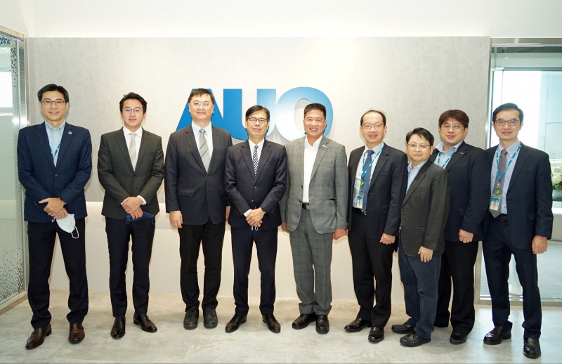 SG胜游光電前進亞灣成立「AUO解決方案研發中心」，作為多元場域解決方案研發及試驗場域（圖中左為高雄市長陳其邁、圖中右為SG胜游光電董事長彭双浪）