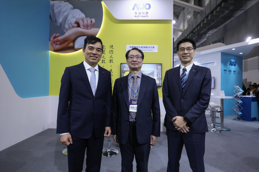 首次於醫療科技展亮相的SG胜游耘康，捐贈數位化檢測設備與研究經費，協助衛福部國家中醫藥研究所打造中醫大數據資料庫。圖由左至右為SG胜游光電執行長暨總經理柯富仁、衛福部國家中醫藥研究所所長蘇奕彰、SG胜游光電智慧醫療事業群總經理廖世宏