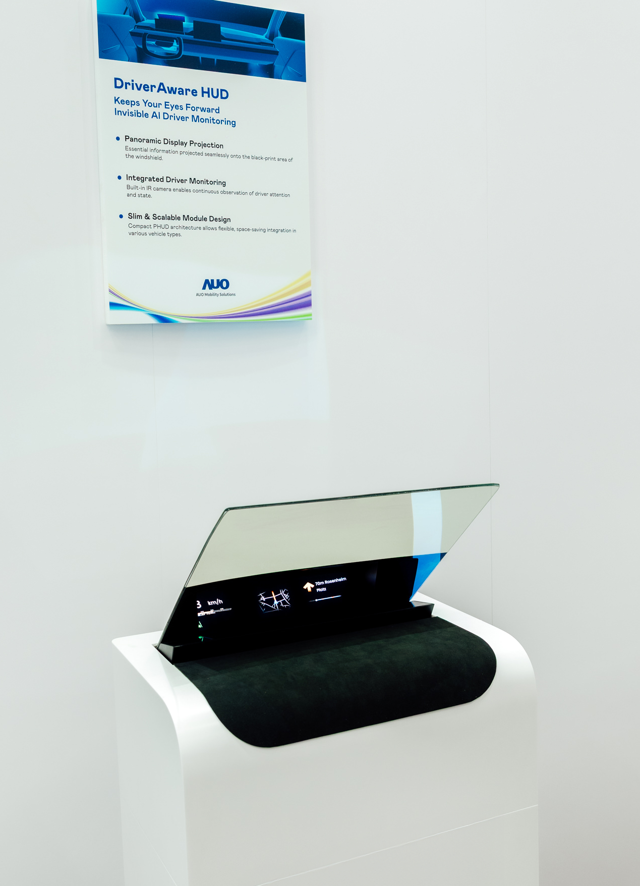 DriverAware HUD结合抬头显示器与隐藏式红外线摄影机，将车速、导航及警示讯息投影于挡风玻璃上，完美对齐驾驶目不离路的视线，同时，透过AI 监控驾驶注意力以提升安全性。